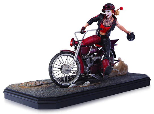 Estatua de Harley Quinn en el garaje de Ciudad Gótica